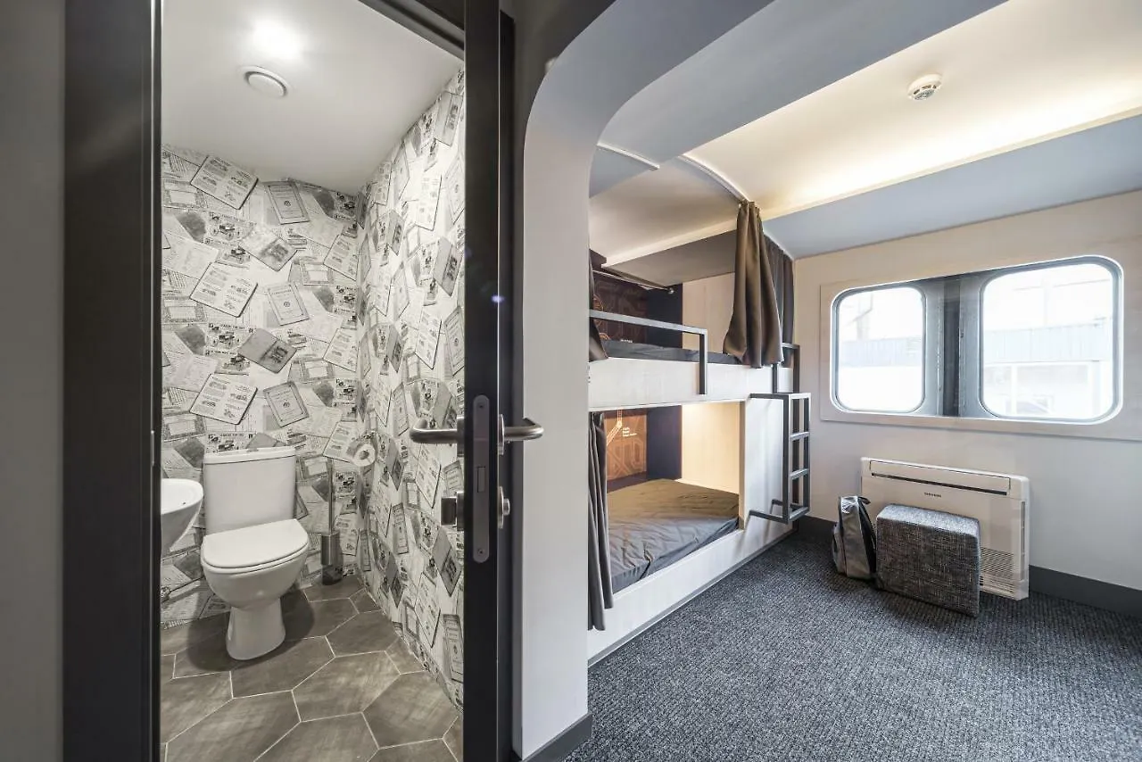 كييف Metro Hostel