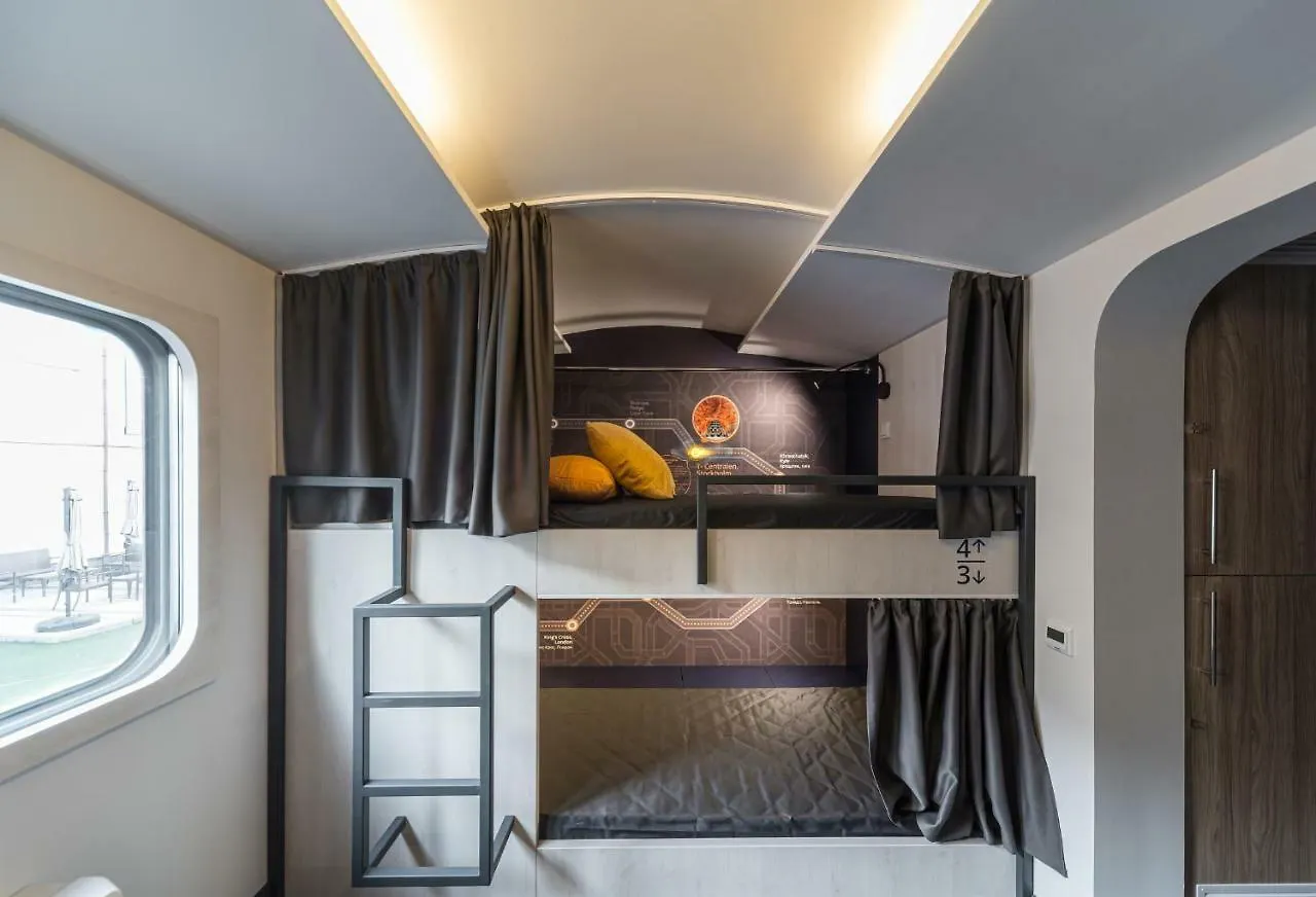 كييف Metro Hostel 0*,